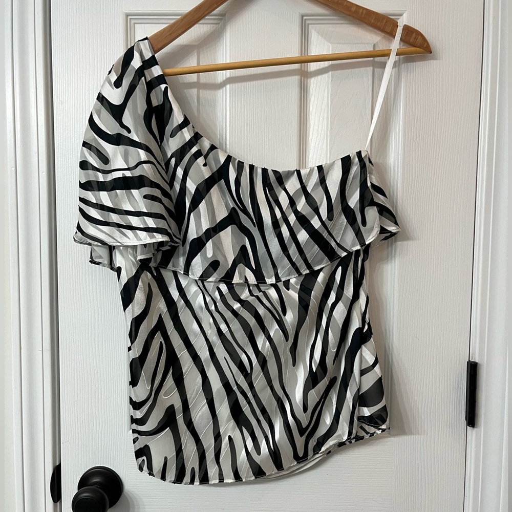 White House Black Market asymmetrical one shoulder top Women’s size 8